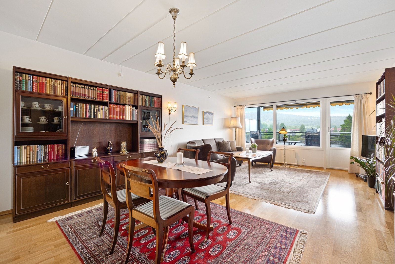 Med stue av god størrelse er det fint plass til både sofagruppe og spisestue. Galleribilde