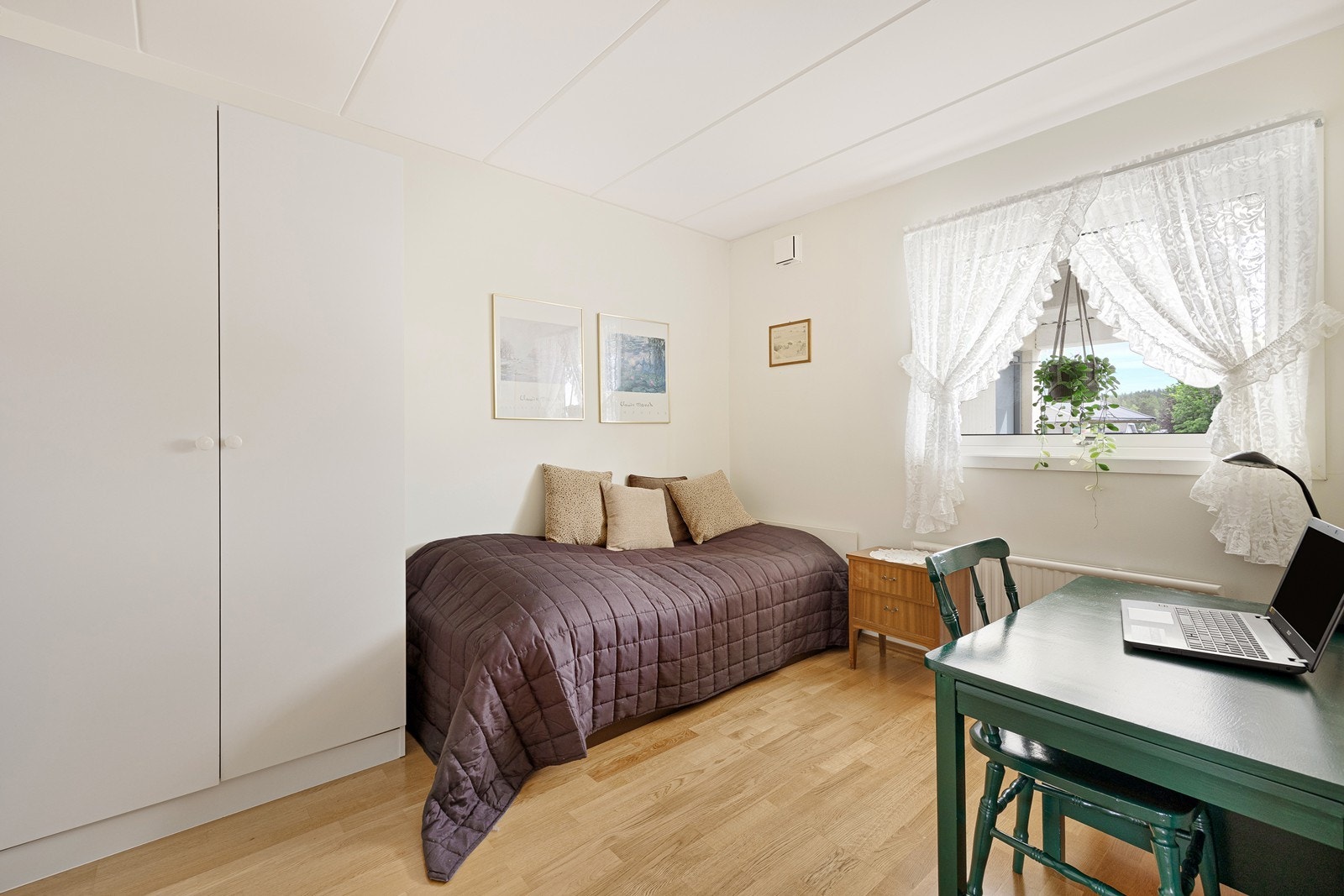 Soverom II er romslig med plass til seng, garderobe og annet ønskelig møblement. Galleribilde