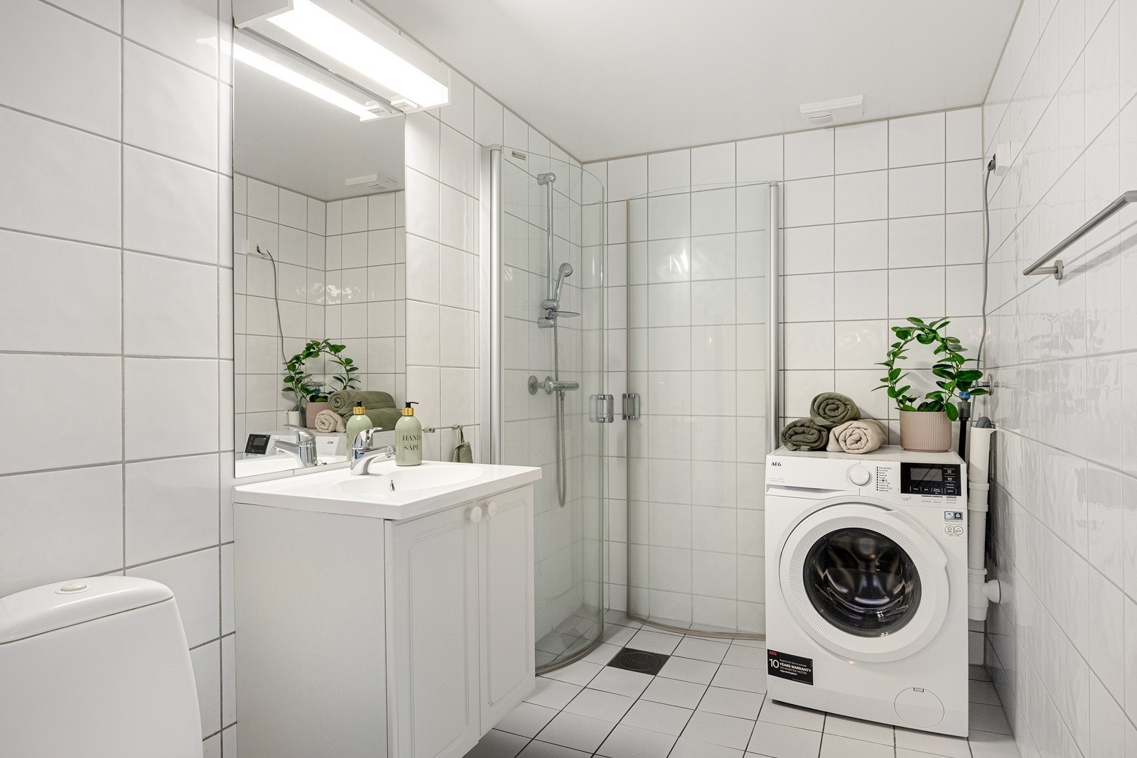 Baderom er flislagt og har opplegg for vaskemaskin. Galleribilde