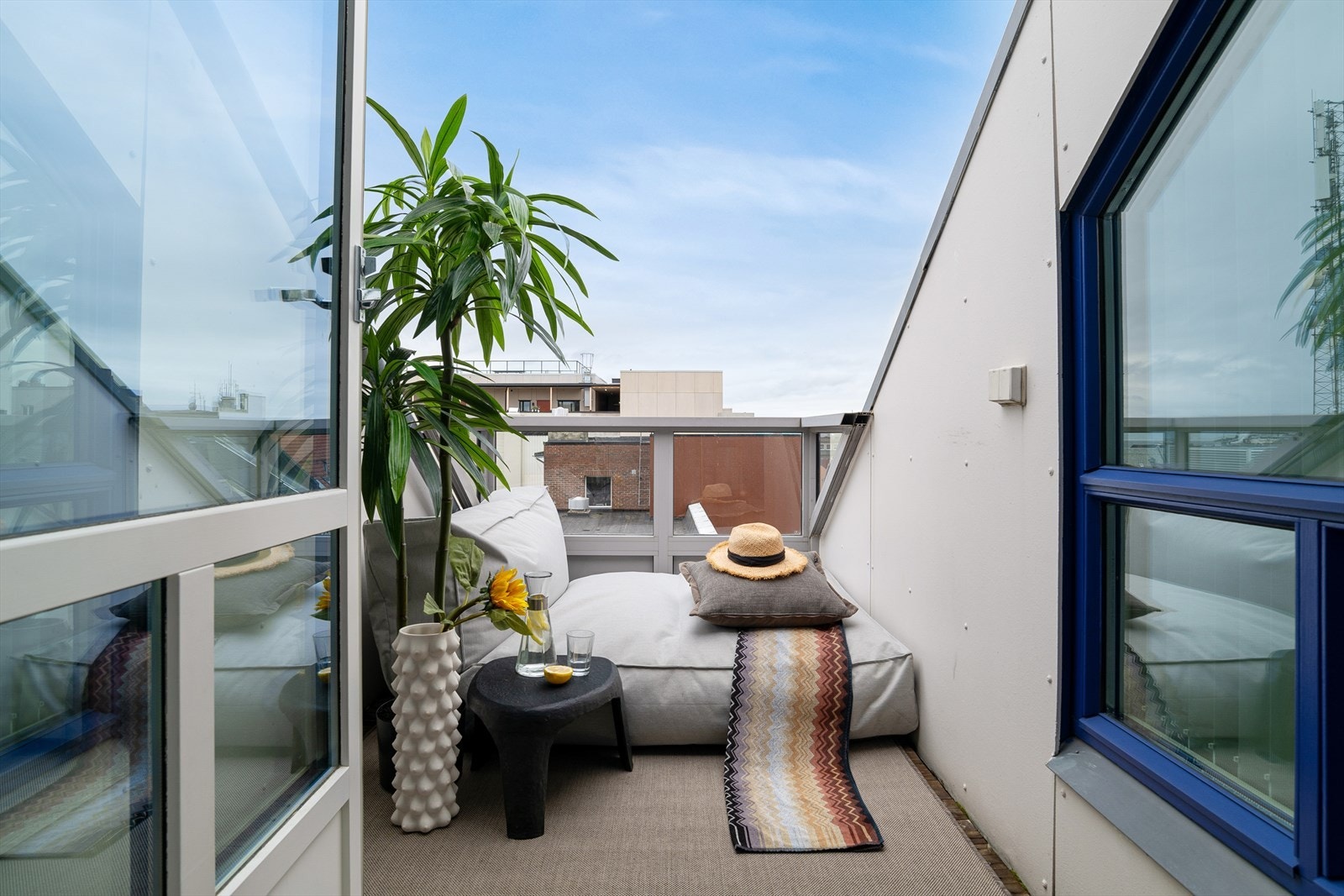 Utgang til en herlig, privat takterrasse vendt mot vest for ypperlige solforhold på sommerstid. Galleribilde