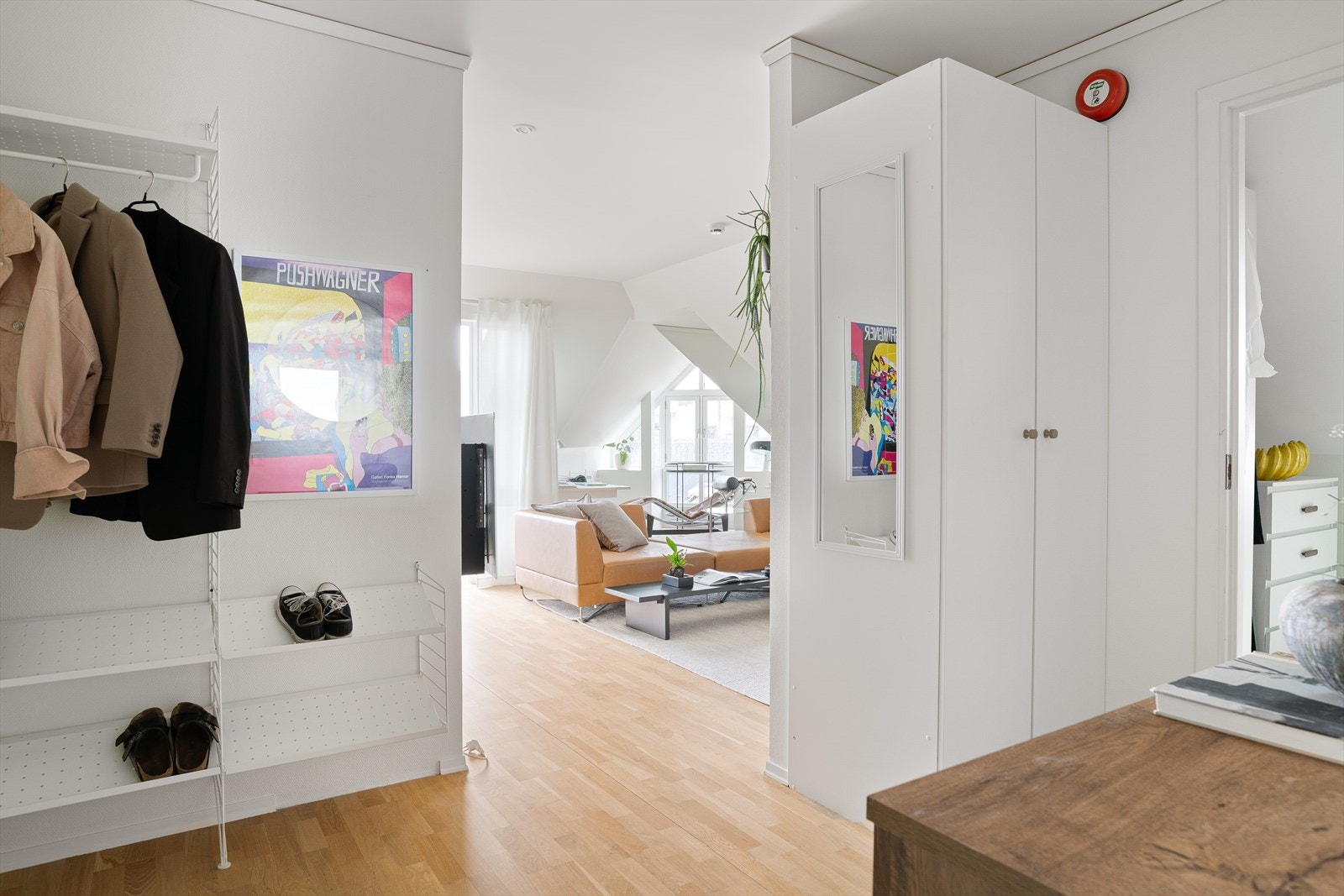 Gode oppbevaringsmuligheter for yttertøy og sko i entré. Garderobeskap medfølger. Galleribilde