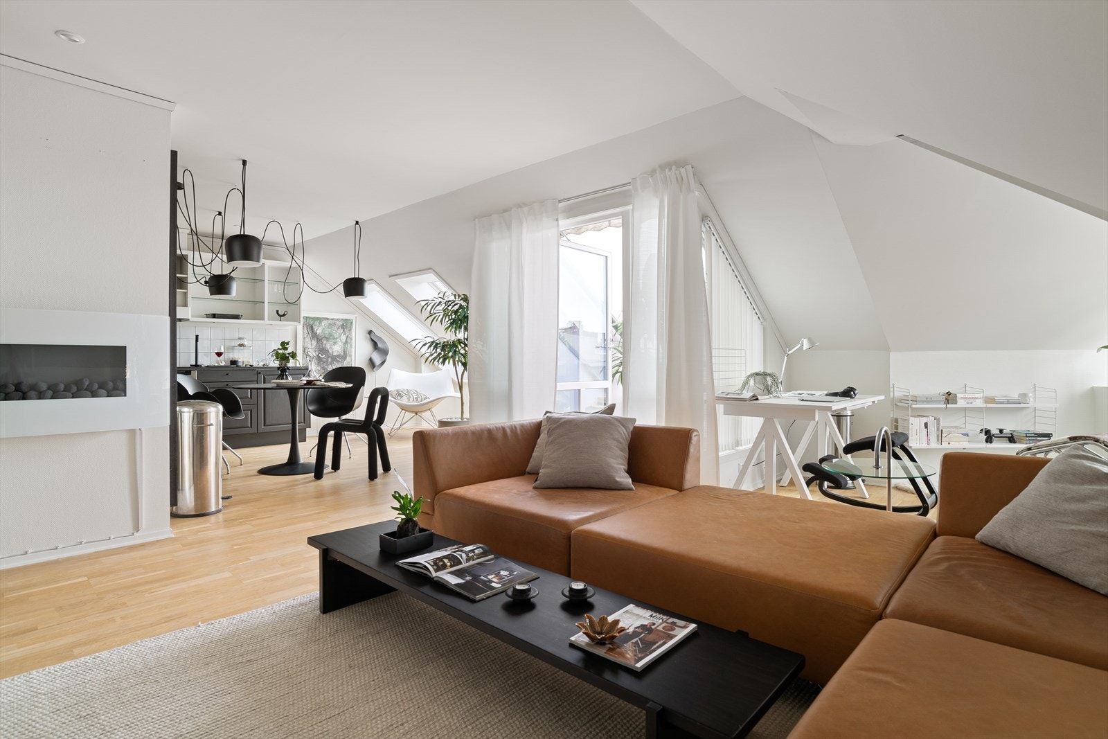 Velkommen til denne særegne og lekre 2-roms leiligheten med en privat og solrik takterrasse, beliggende midt i Hamar sentrum. Galleribilde