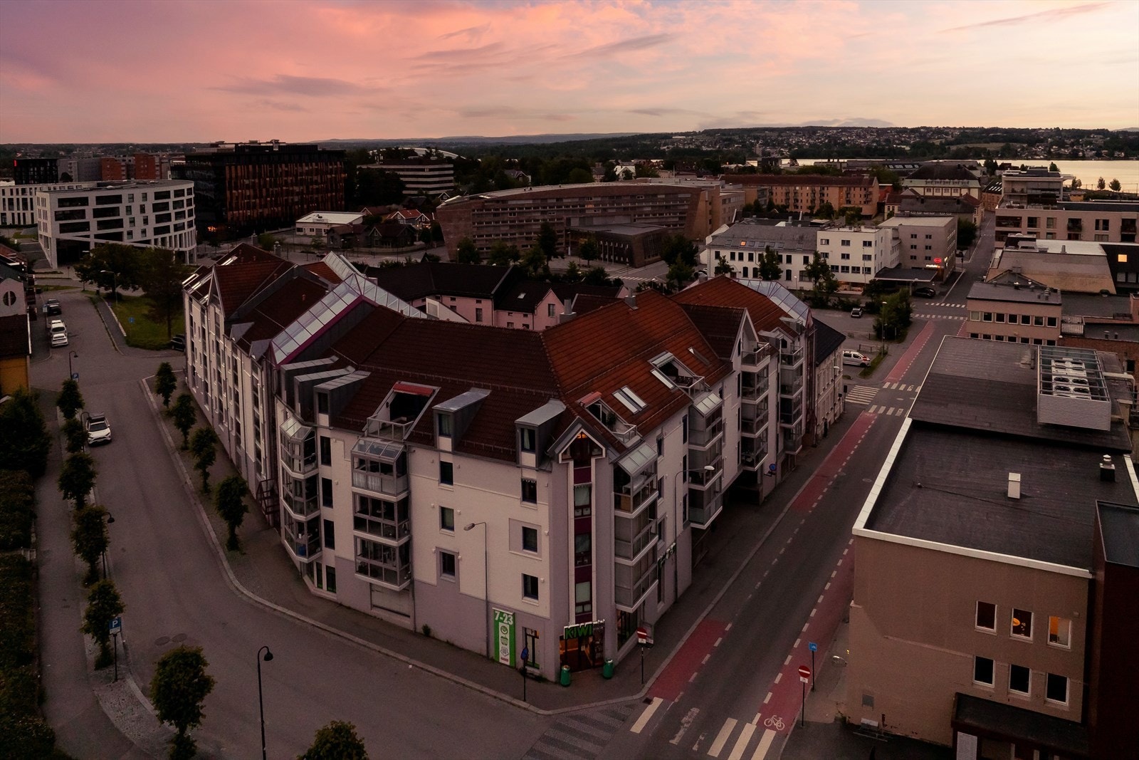 Høgskolen (t.v.) og CC i umiddelbar nærhet. Matbutikk i 1. etasje i leilighetsbygget. Galleribilde