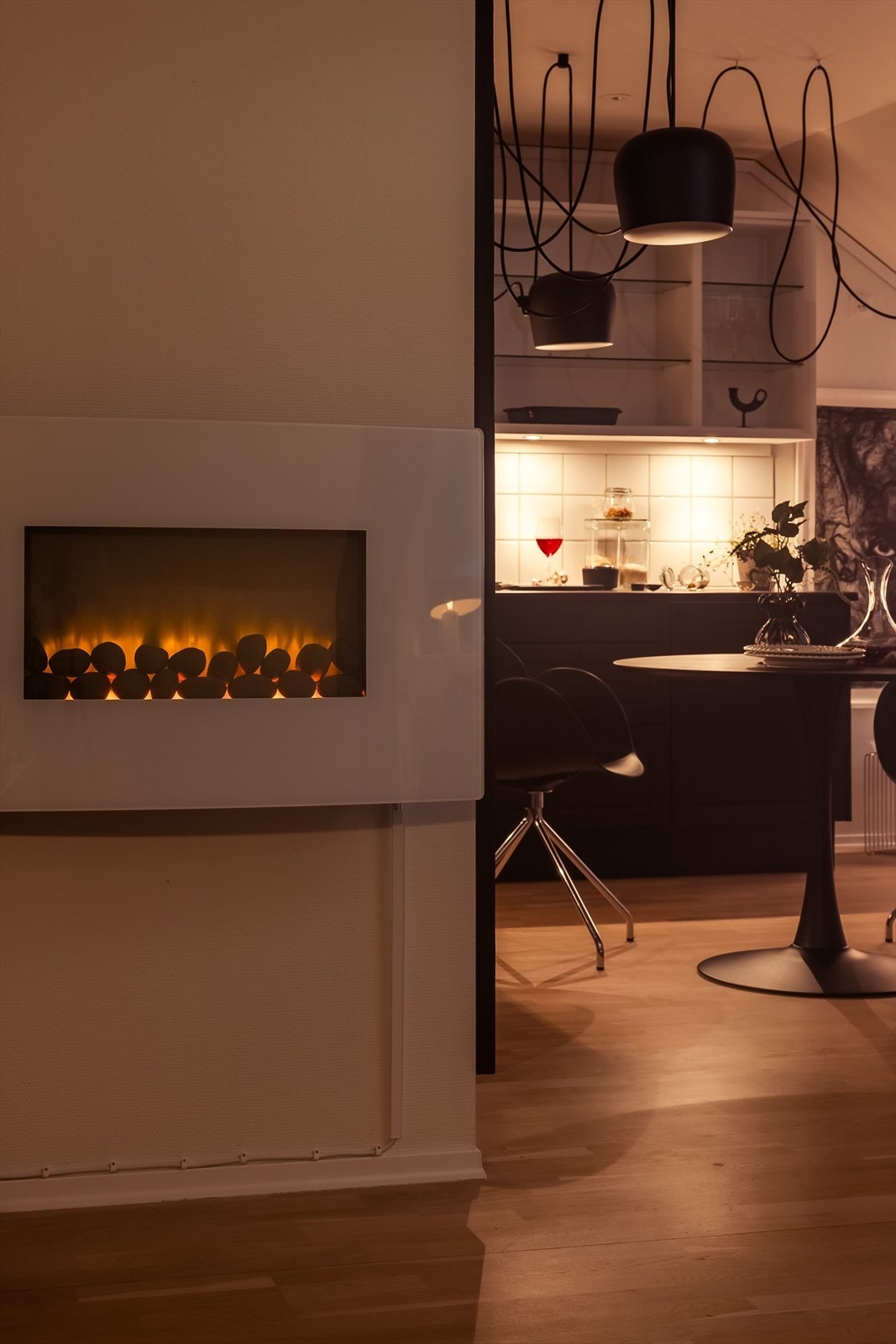Elektrisk peisovn som varmer godt på høsten og vinteren, samt bidrar til en lun og hyggelig stemning. Medfølger salget. Galleribilde