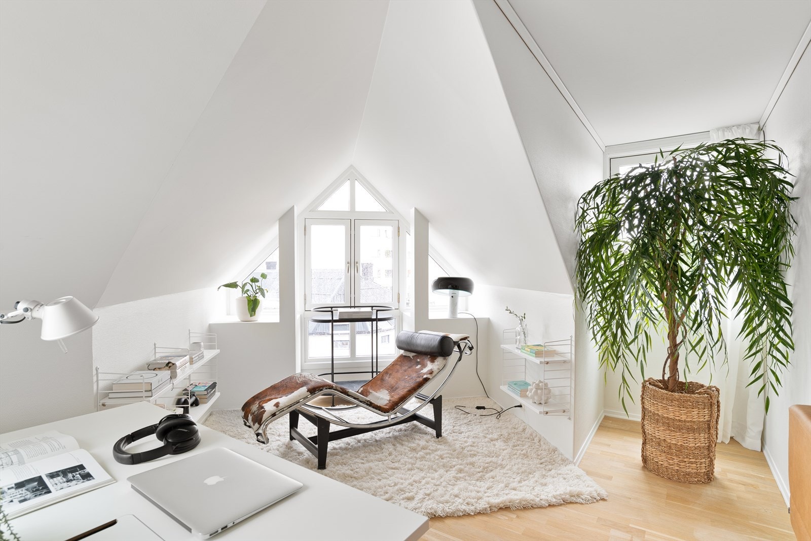 Lyse overflater og parkett på gulv. Galleribilde