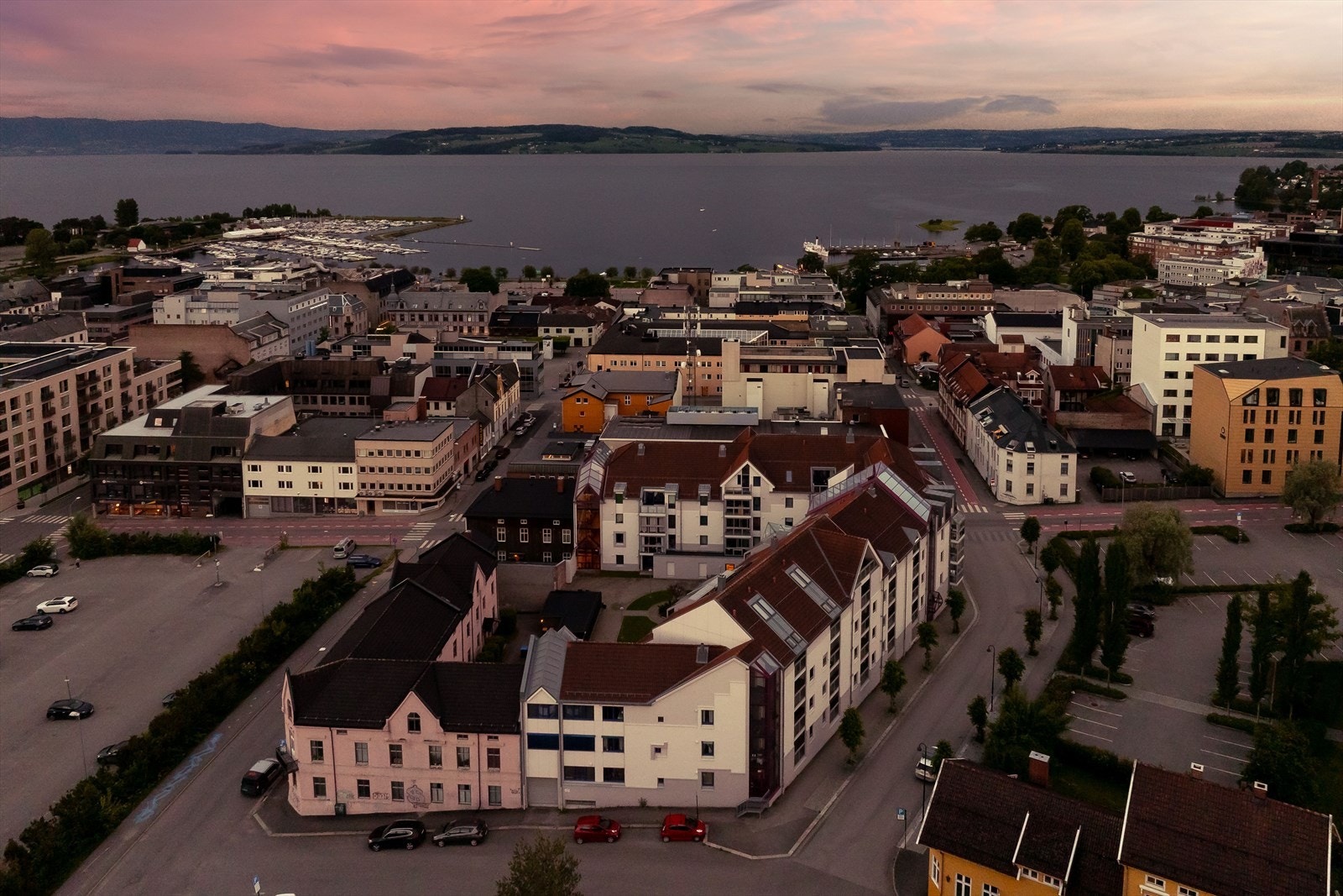 Nærhet til Mjøsa, sentrum og kort spasertur ned til togstasjonen fra leiligheten. Galleribilde