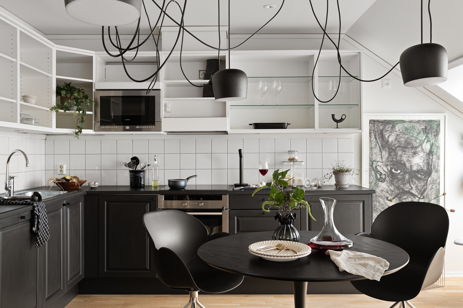 Norema innredning fra 2008/2009, modernisert med maling og nye knotter i 2024. Galleribilde