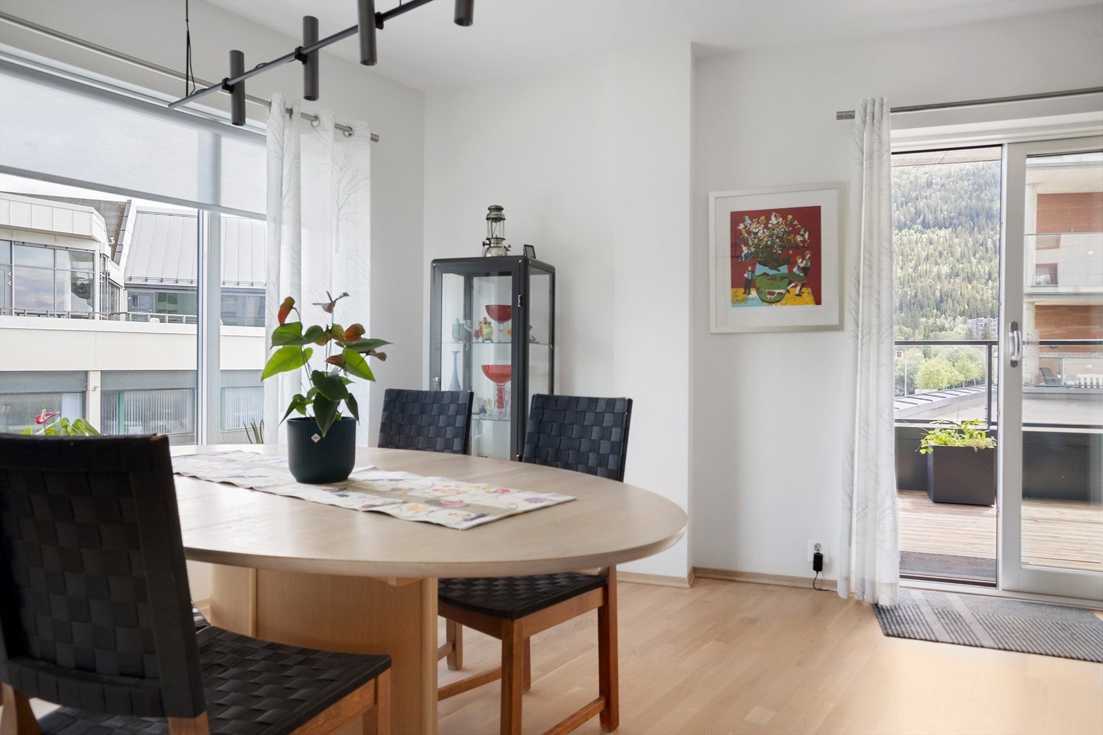 God plass til ønsket møblement som sofakrok, oppbevaring, godstol og spisestue. Galleribilde