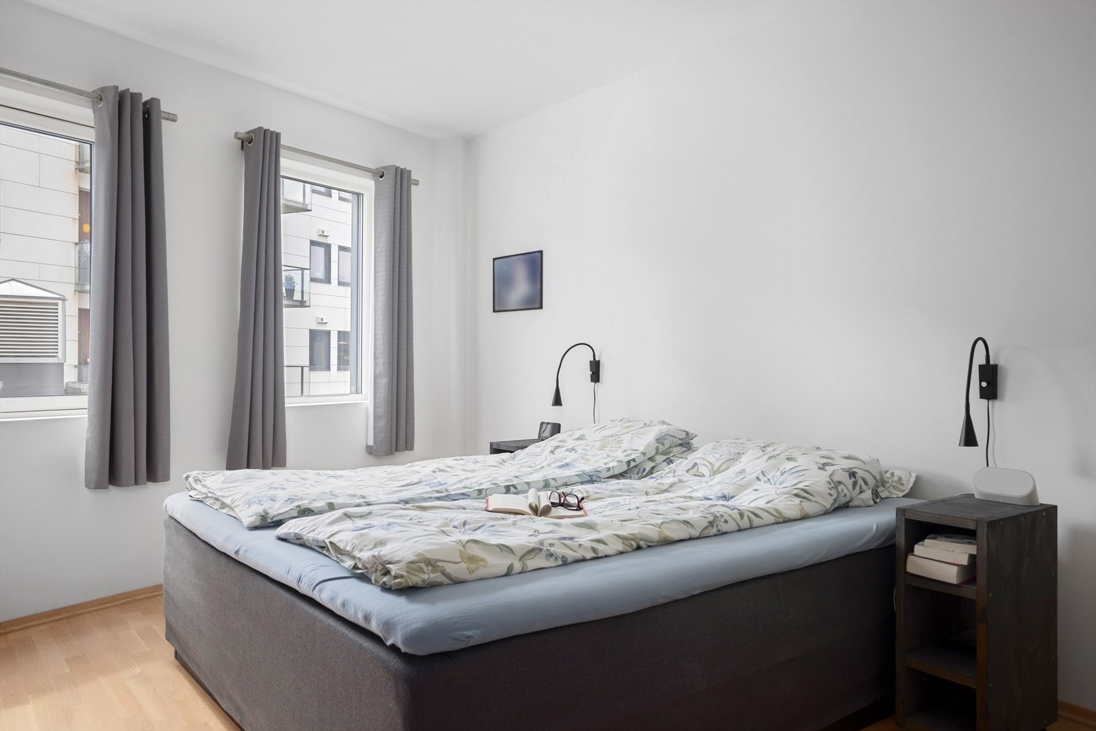 Leiligheten har hele 3 soverom. Alle av god størrelse med plass til seng og garderobeløsning. Galleribilde