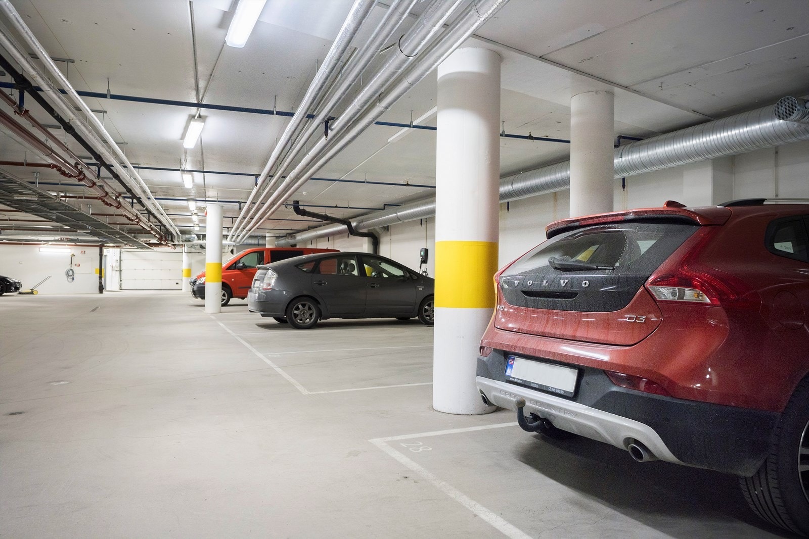 Fra oppvarmet parkeringskjeller kan du ta heisen opp til 4 etasje. Fast parkeringsplass nr. 28. Galleribilde