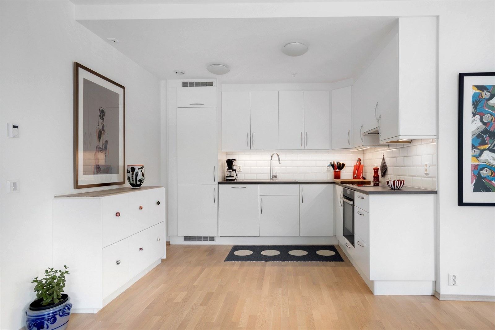 Kjøkkenet har åpen løsning mot stue, og er praktisk formet med en god arbeidsbenk og rikelig med oppbevaring. Galleribilde