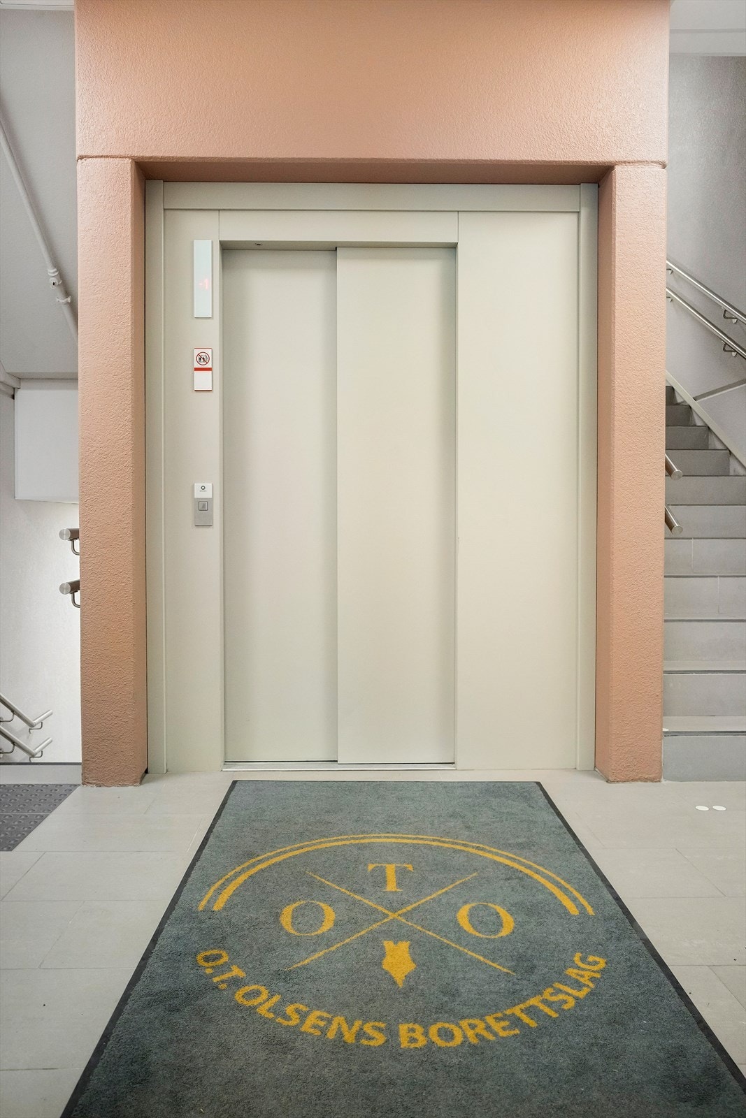 Praktisk og lettvint hvor du kan tørrskodd parkere i parkeringskjelleren og ta heisen opp til leiligheten. Galleribilde