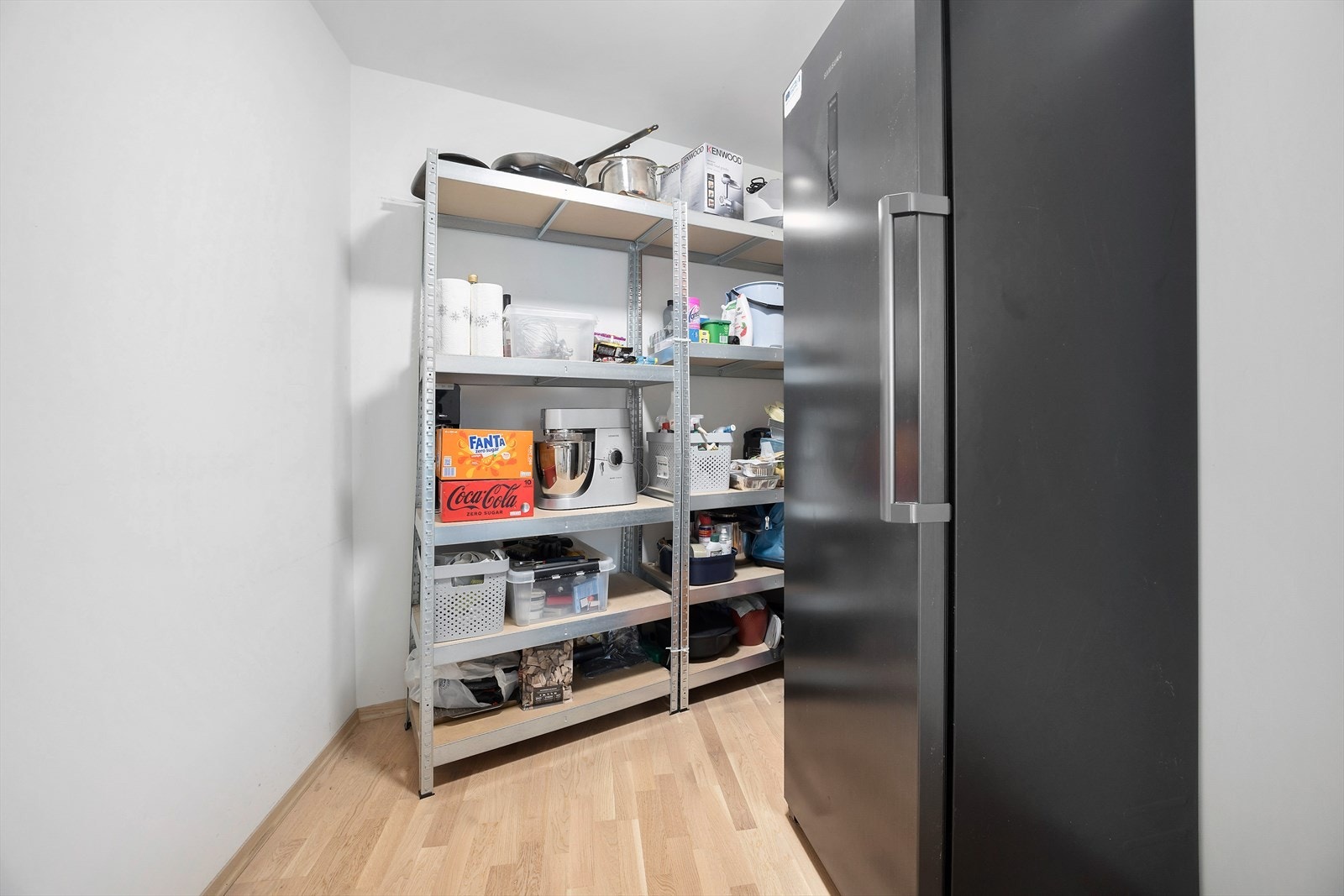 I tillegg til 5 kvm bod i kjeller er det en innvendig bod med mye lagringsplass. Galleribilde