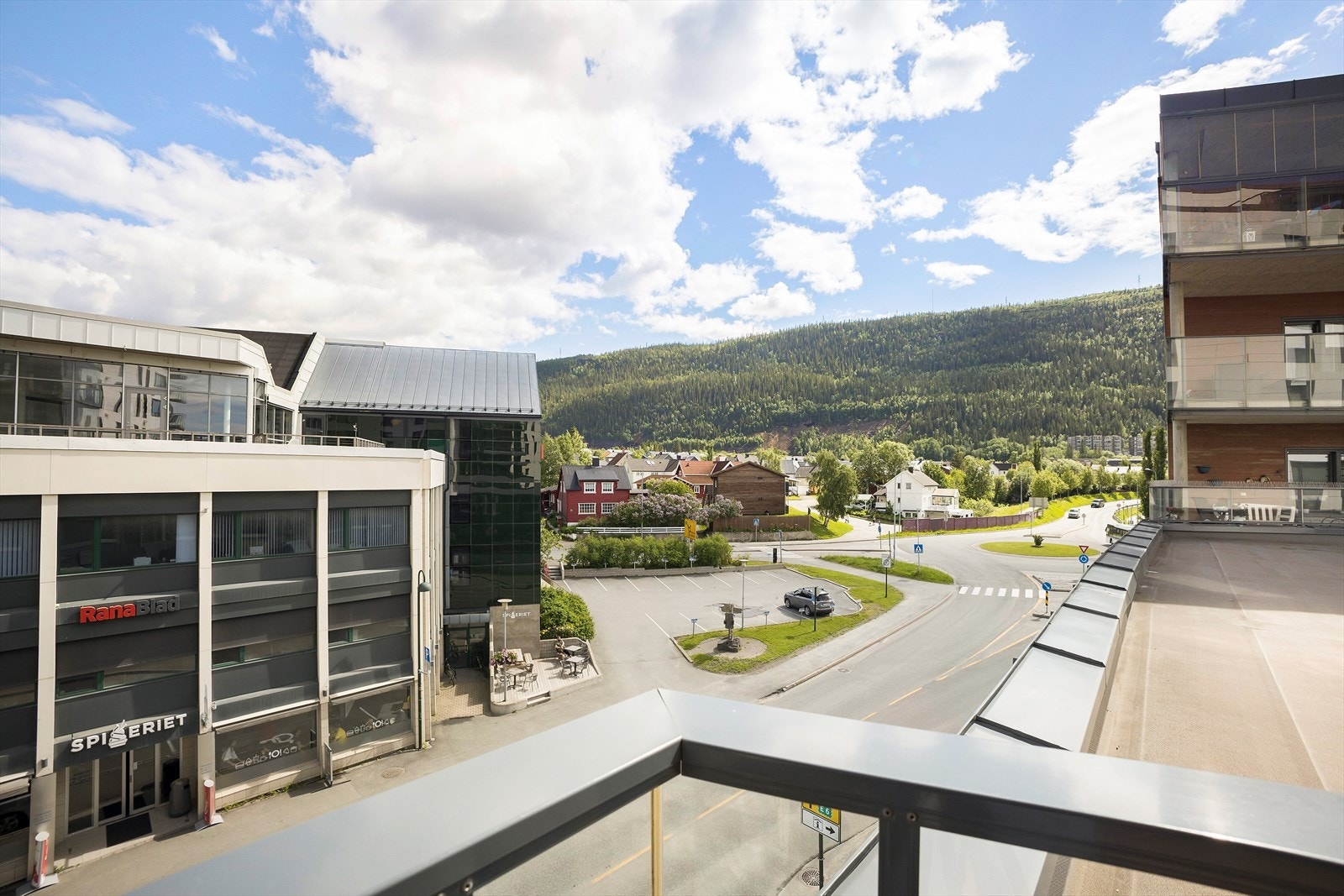 Fra stua er det utgang til en stor balkong på 16 kvm. Her er det gode solforhold fra morgen til ettermiddag. Borettslaget har fine uteområder med fellesterrasse som kan benyttes. Galleribilde