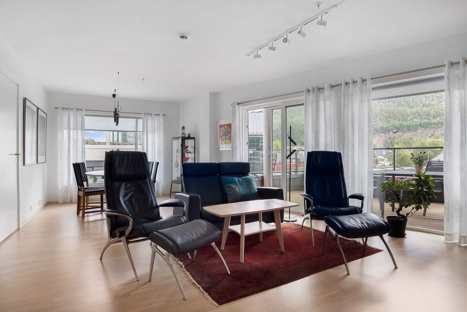 Her får du godt med lysinnslipp fra store vinduer og leiligheten fremstår lys og trivelig. Galleribilde