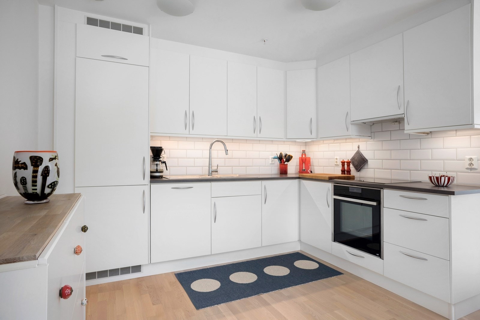 Integrerte hvitevarer som stekovn og koketopp av merket Neff, samt frys- og kjøleskap medfølger handelen. Galleribilde