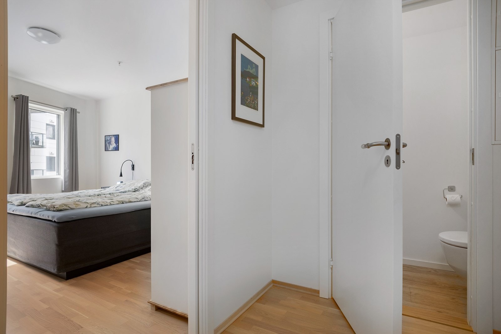 I enden av gangen, ved siden av det største soverommet finner du et toalettrom. Galleribilde