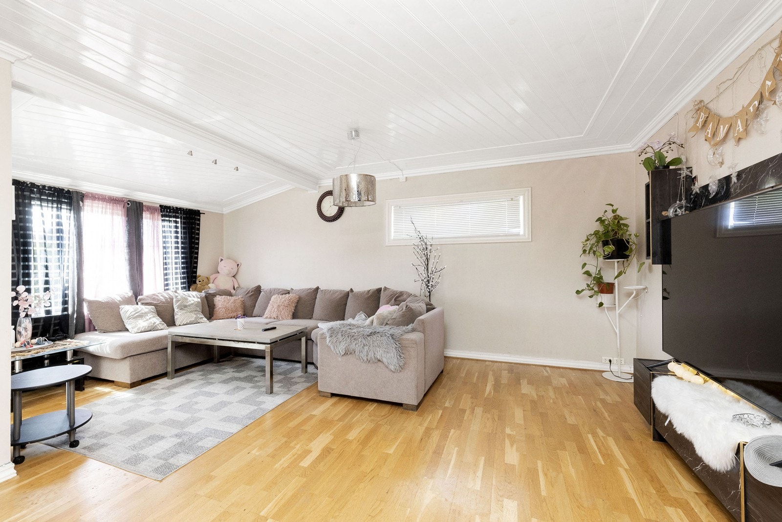 Her er det god plass til spisebord, sofagruppe, tv-seksjon og øvrig ønsket møblement. Galleribilde