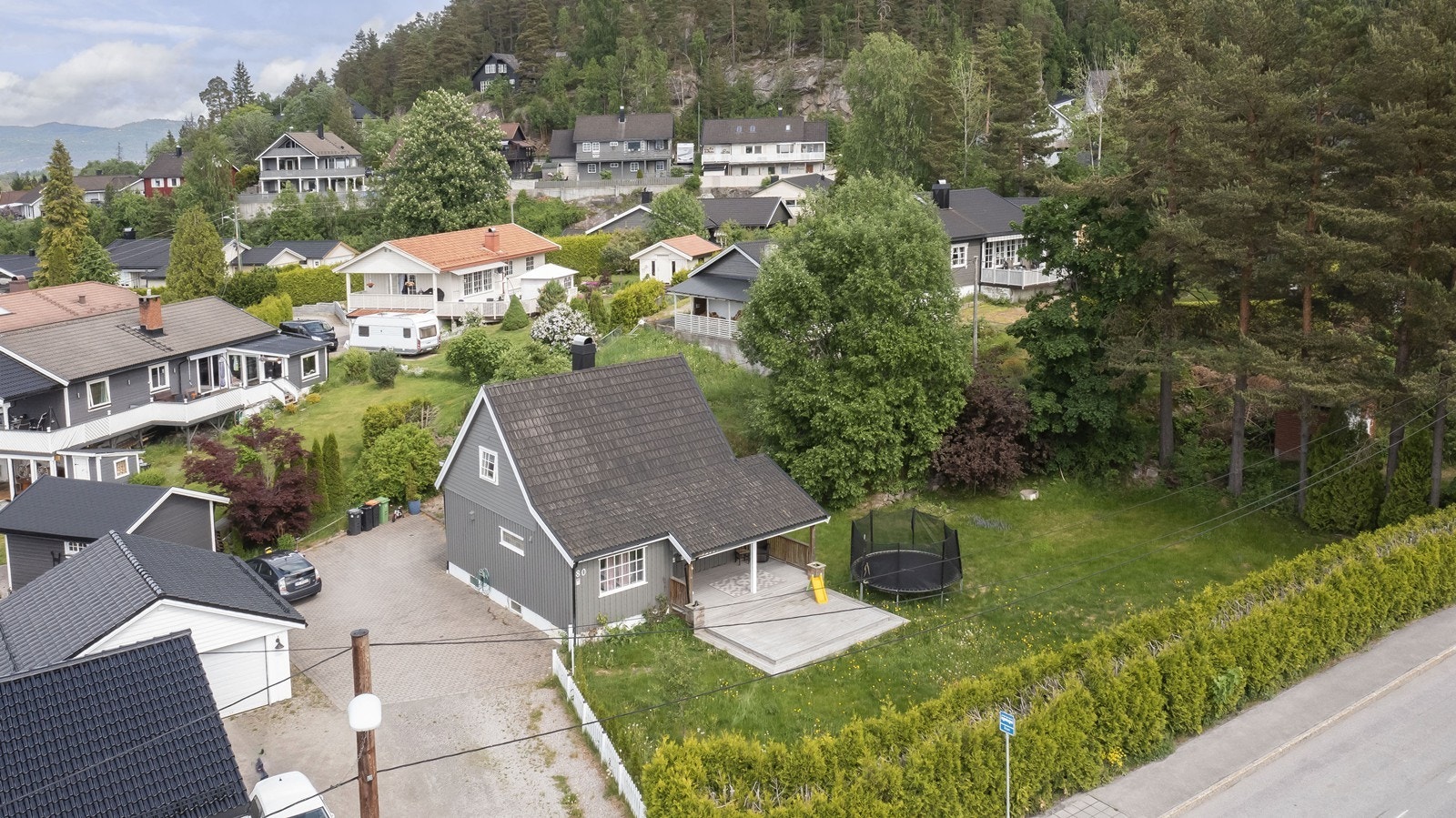 Romslig tomt på 1 170 m2 - Tomt som byr på lek og moro! Galleribilde
