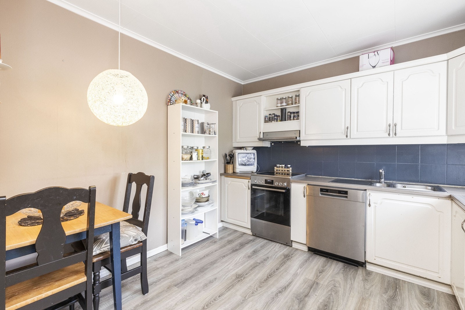 Kjøkken med gode oppbevaringsmuligheter i over- og underskap. Galleribilde