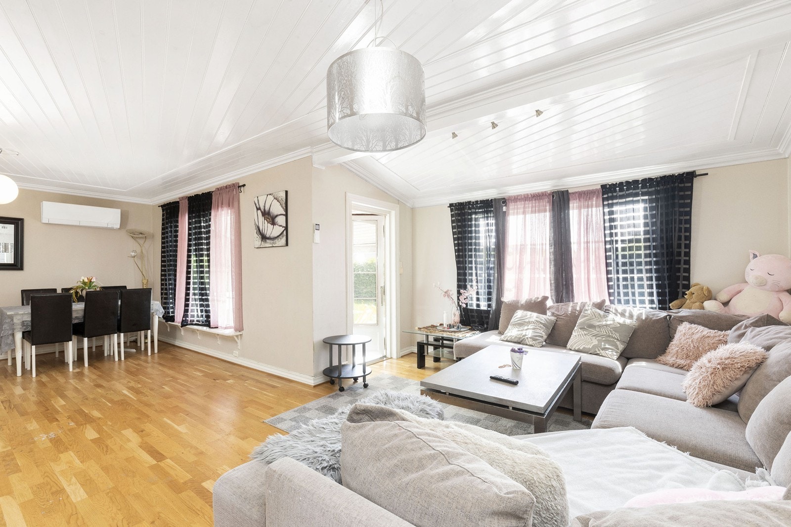 Stue med flere møbleringsmuligheter. Galleribilde