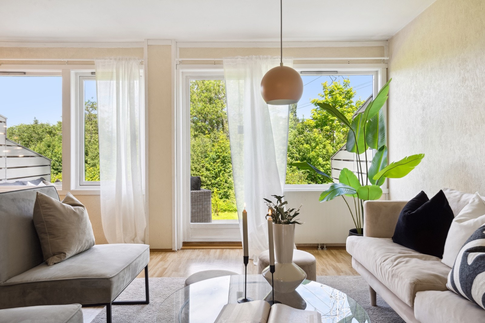 Stuen har store vindusflater mot hagen bak huset som gir rommet fin naturlig belysning. Galleribilde