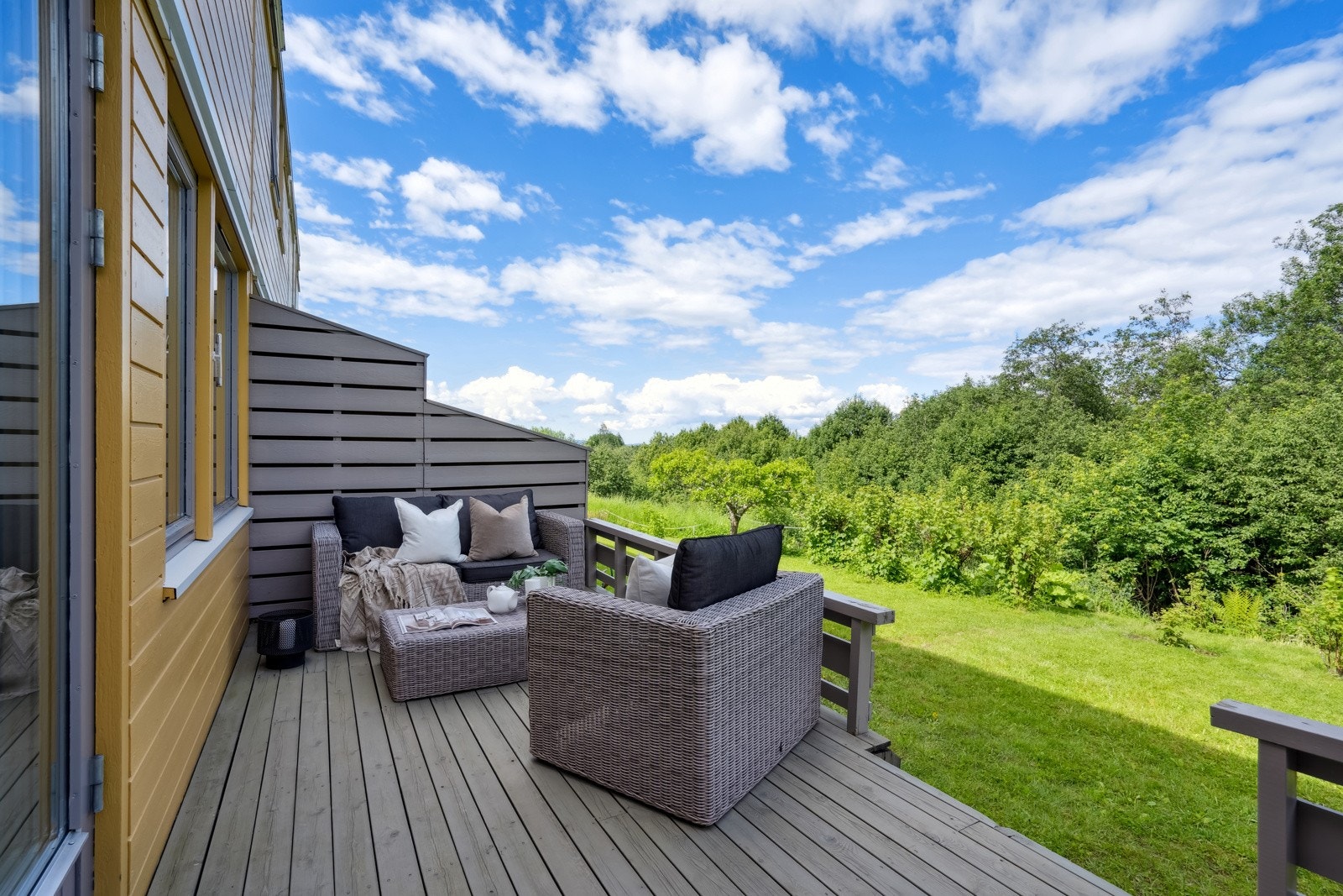 Terrasse bak huset på 11 kvm med dør fra stuen og enkel adkomst ned til en usjenert og flat hage, perfekt for diverse uteaktiviteter. Galleribilde
