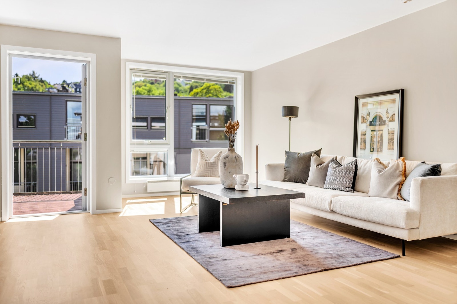 Grunnet beliggenheten i hjørnet av bygget og de ekstra vindusflatene, oppleves leiligheten som lys og luftig. Galleribilde