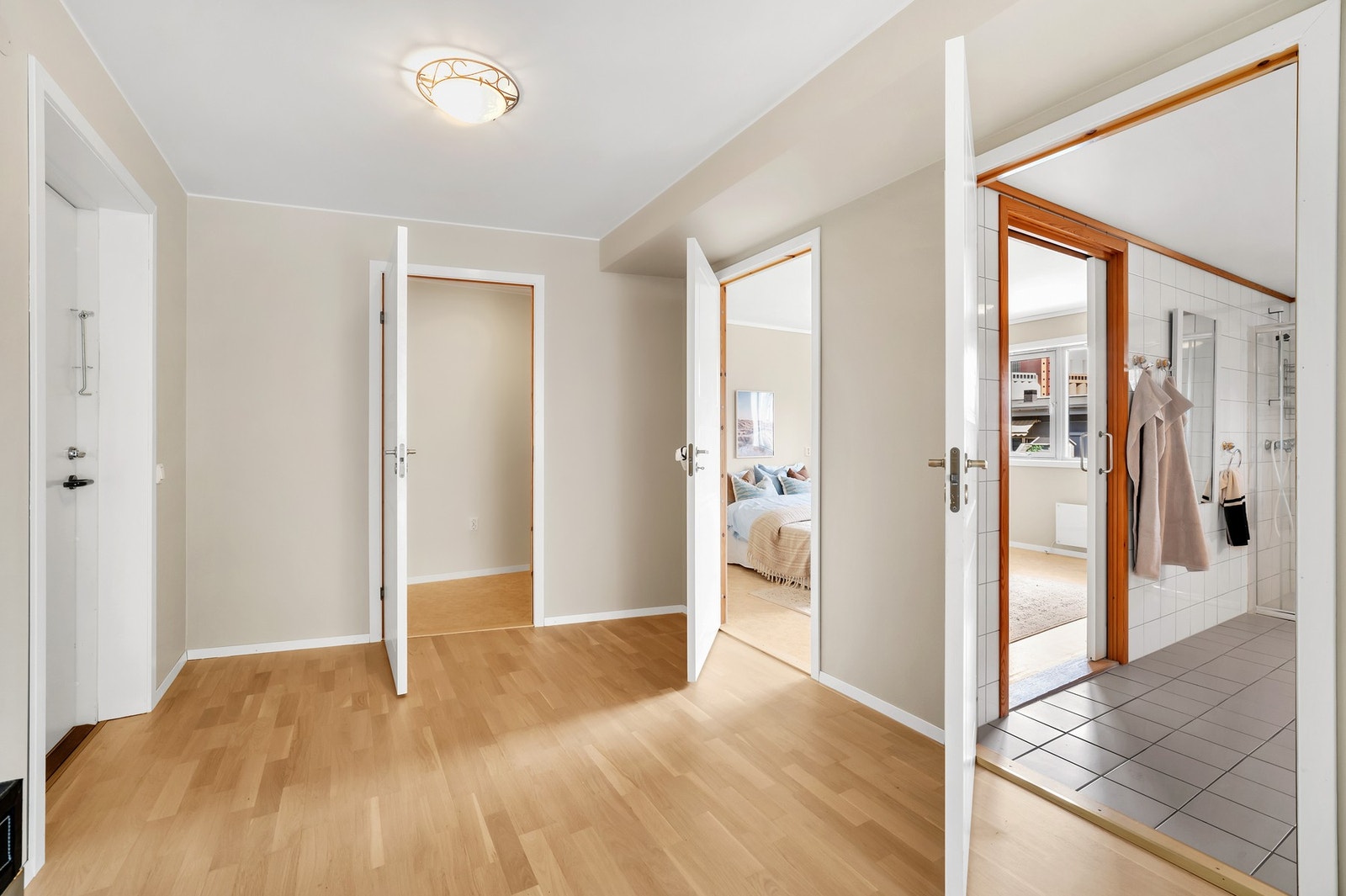 Fra inngangspartiet møter man boden, soverommet og baderommet inn de første dørene. Galleribilde