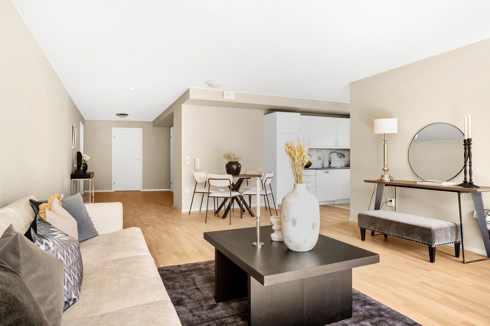 Leiligheten har en åpen løsning mellom kjøkken og stue på ca. 40 kvadratmeter. Galleribilde