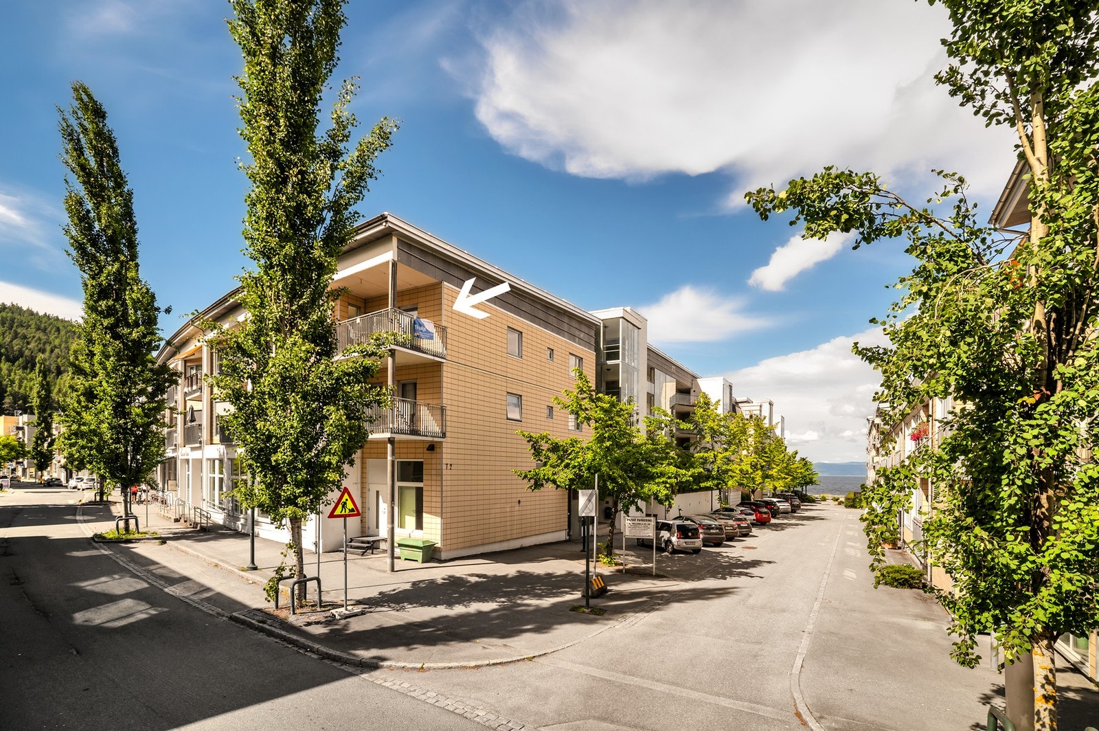 Fasade. Bygget har heis og ble oppsatt i 2002. Leiligheten disponerer en egen bod i kjeller. Her vil det også være mulighet for leie av P-plass. Galleribilde