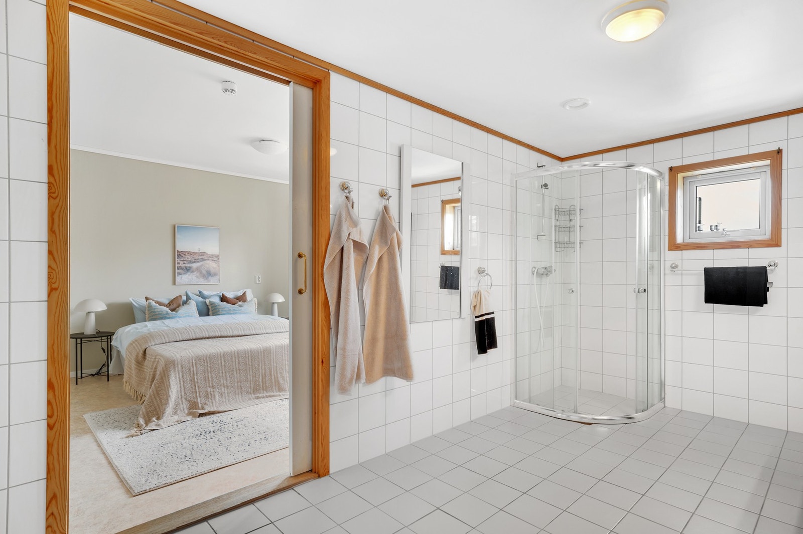 Det store badet på 10 kvadratmeter har også opplegg til vaskemaskin. Galleribilde