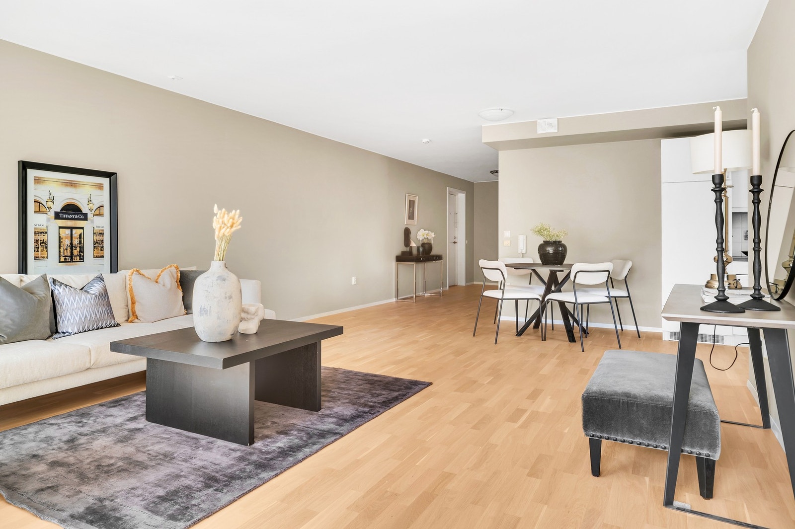 Den praktiske planløsningen gir ypperlige møbleringsmuligheter for både sofagruppe og TV-bord. Galleribilde