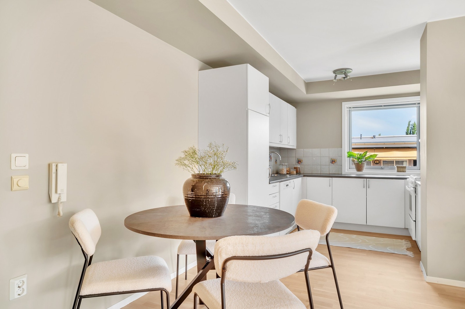 Spiseseksjonen finner sin naturlige plassering mellom kjøkken og stue. Galleribilde