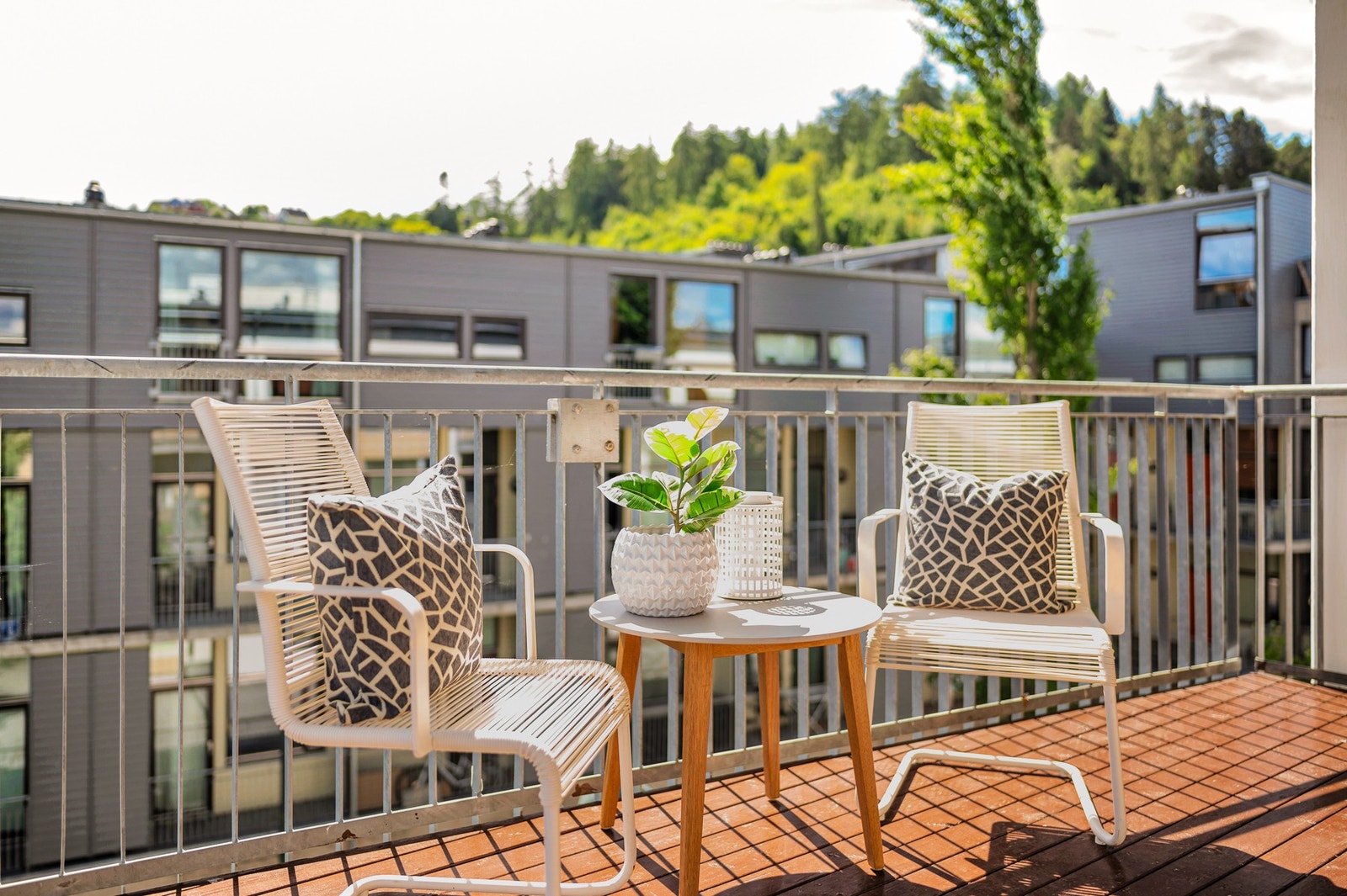 Balkongen har gode solforhold fra morgen til tidlig kveld på sommerstid, og har ellers bra med plass til utemøblement og grillutstyr. Galleribilde