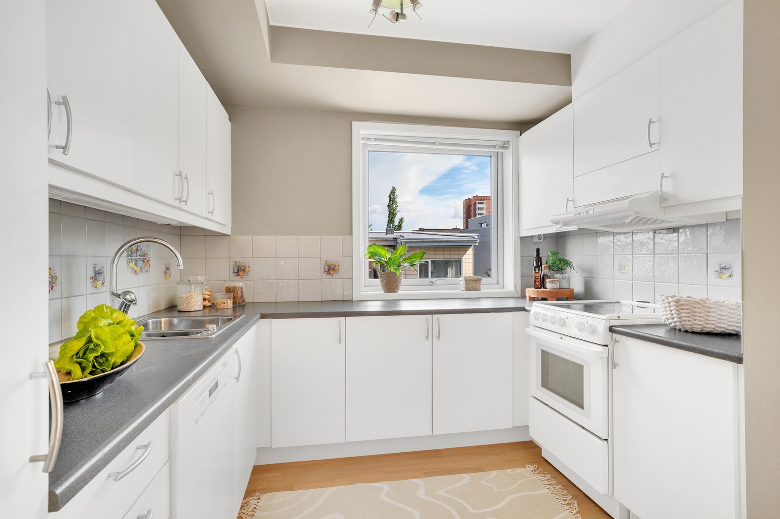 Klassisk kjøkken fra byggeår (2002) med tilstandsgrad 1 i tilstandsrapport fra takstmann. Galleribilde