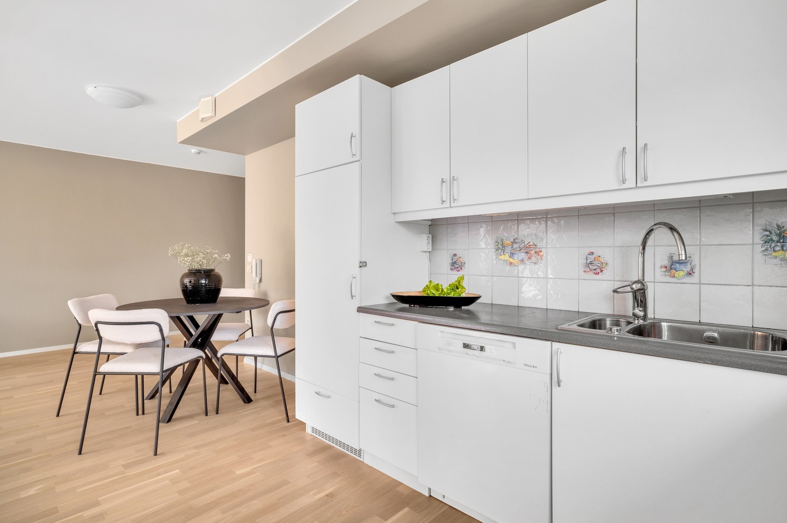 Hvitevarene på kjøkkenet medfølger for øvrig handelen. Galleribilde