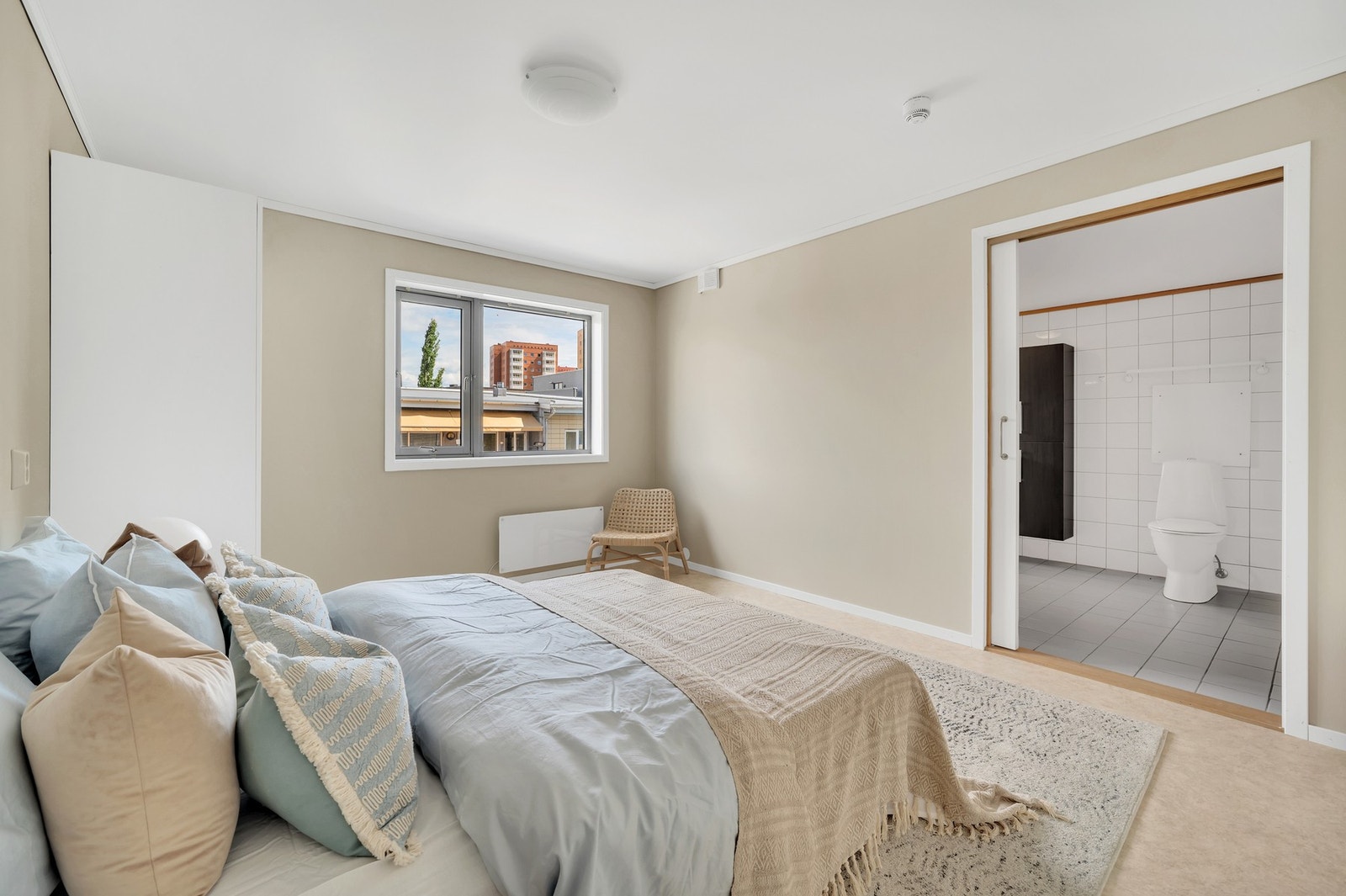 Her er det rikelig med plass til både dobbeltseng og garderobeskap. Galleribilde