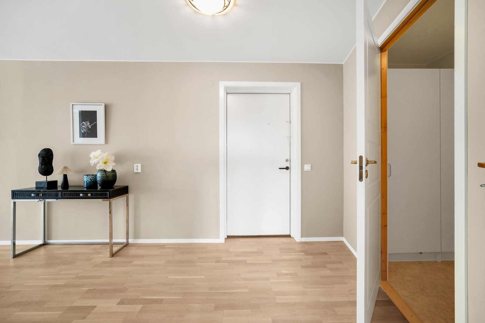 Romslig entrè på 10 kvadratmeter. Gulvene i entrè, stue og kjøkken ble nyslipt juni 2024. Galleribilde