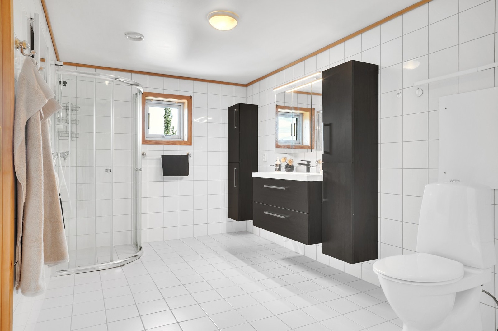 Lyst flislagt bad fra byggeår (2002) med varme i gulv. Galleribilde