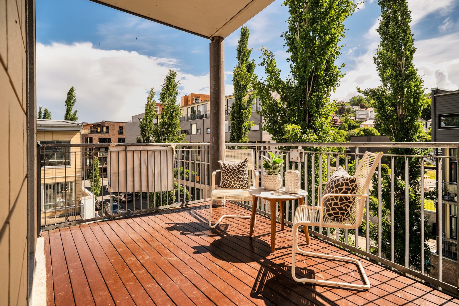 Fra stuen har man også utgang til en egen sørvendt balkong på 10 kvadratmeter. Galleribilde