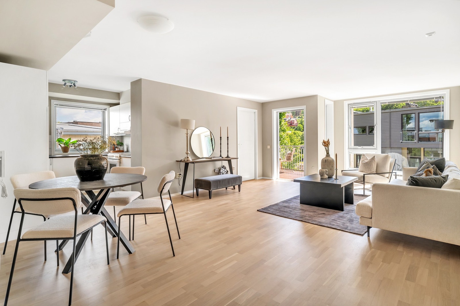 Velkommen til Mellomila 72. Stor lys 3-roms hjørneleilighet i toppetasje | Bygg fra 2002 | Balkong med gode solforhold | Heis | Innflytningsklar! Galleribilde