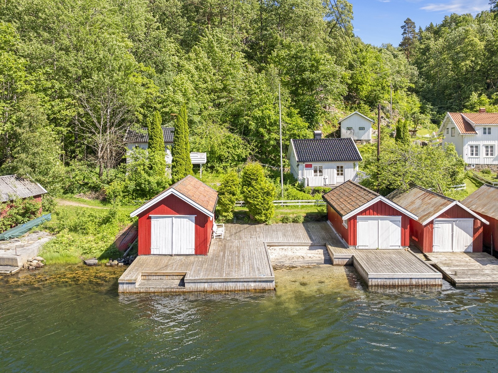 Eidbostranda, Tvedestrand - Sjønært beliggende fritidseiendom med uthus og gode solforhold. Galleribilde