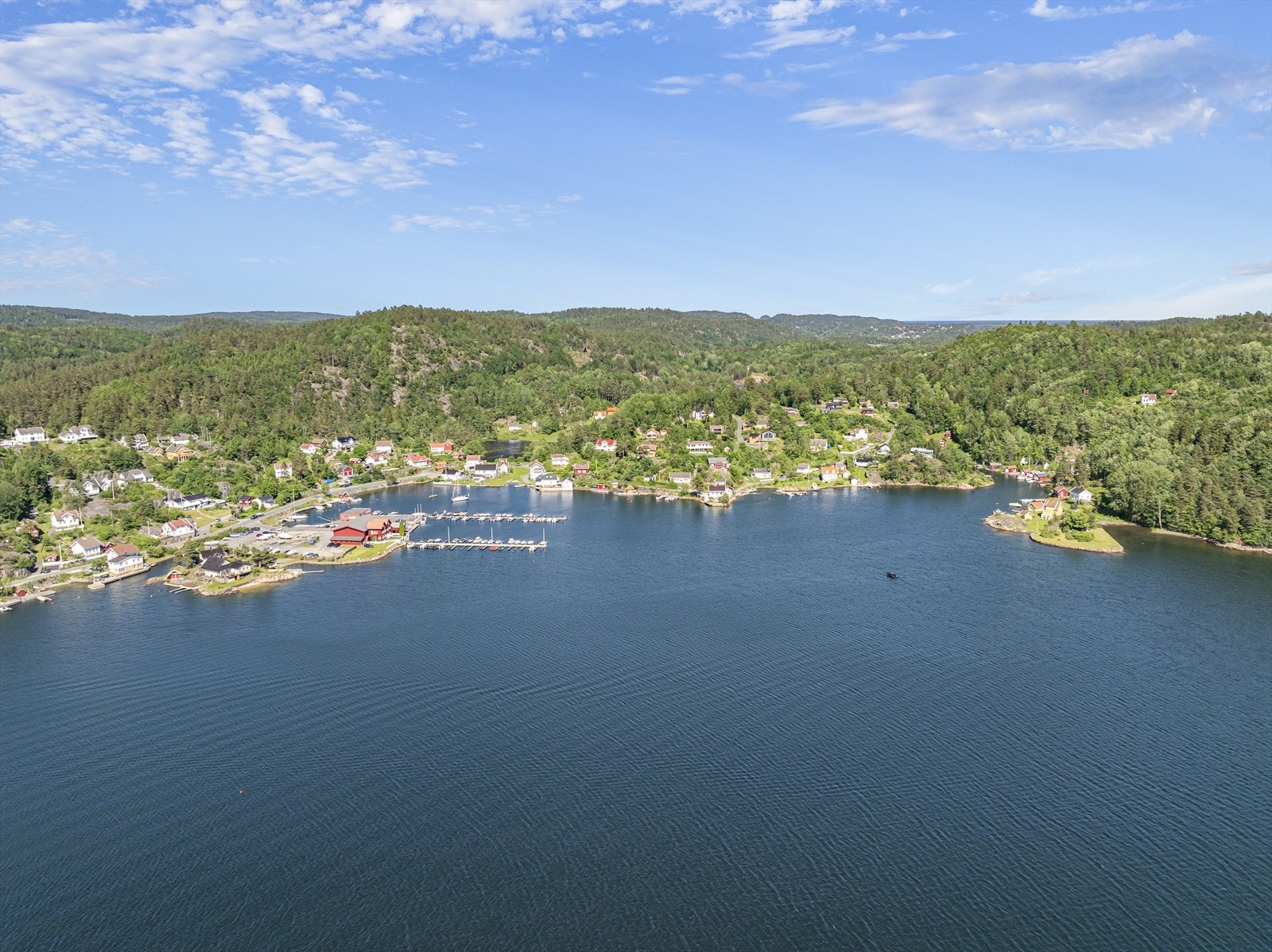 Selve eiendommen ligger tilbaketrukket fra fjord og sund og har en dels inngjerdet hage med støpt terrasse foran hovedbygningen. Ved uthuset er det oppført en luftig sol- og utsiktsterrasse med fin utsikt utover fjorden og områdene rundt. Galleribilde
