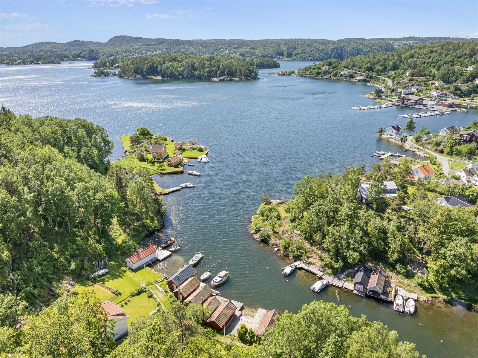 Eiendommen ligger i nydelige omgivelser ved Sagesund og Tvedestrandsfjorden. Galleribilde