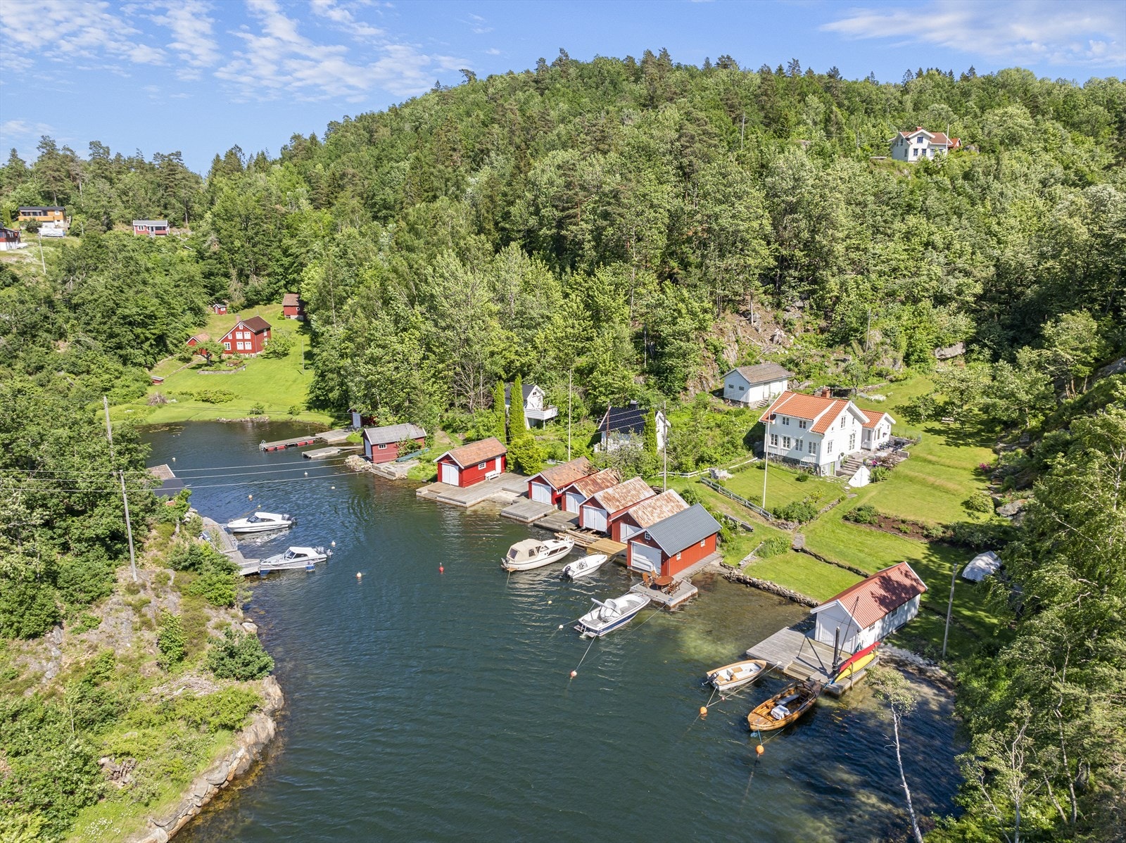Eiendommen ligger i nydelige omgivelser ved Sagesund og Tvedestrandsfjorden. Eidbostranda er en lun bukt og tomt og bebyggelse ligger på en solrik og vestvendt tomt kun få meter fra sjøen. Galleribilde