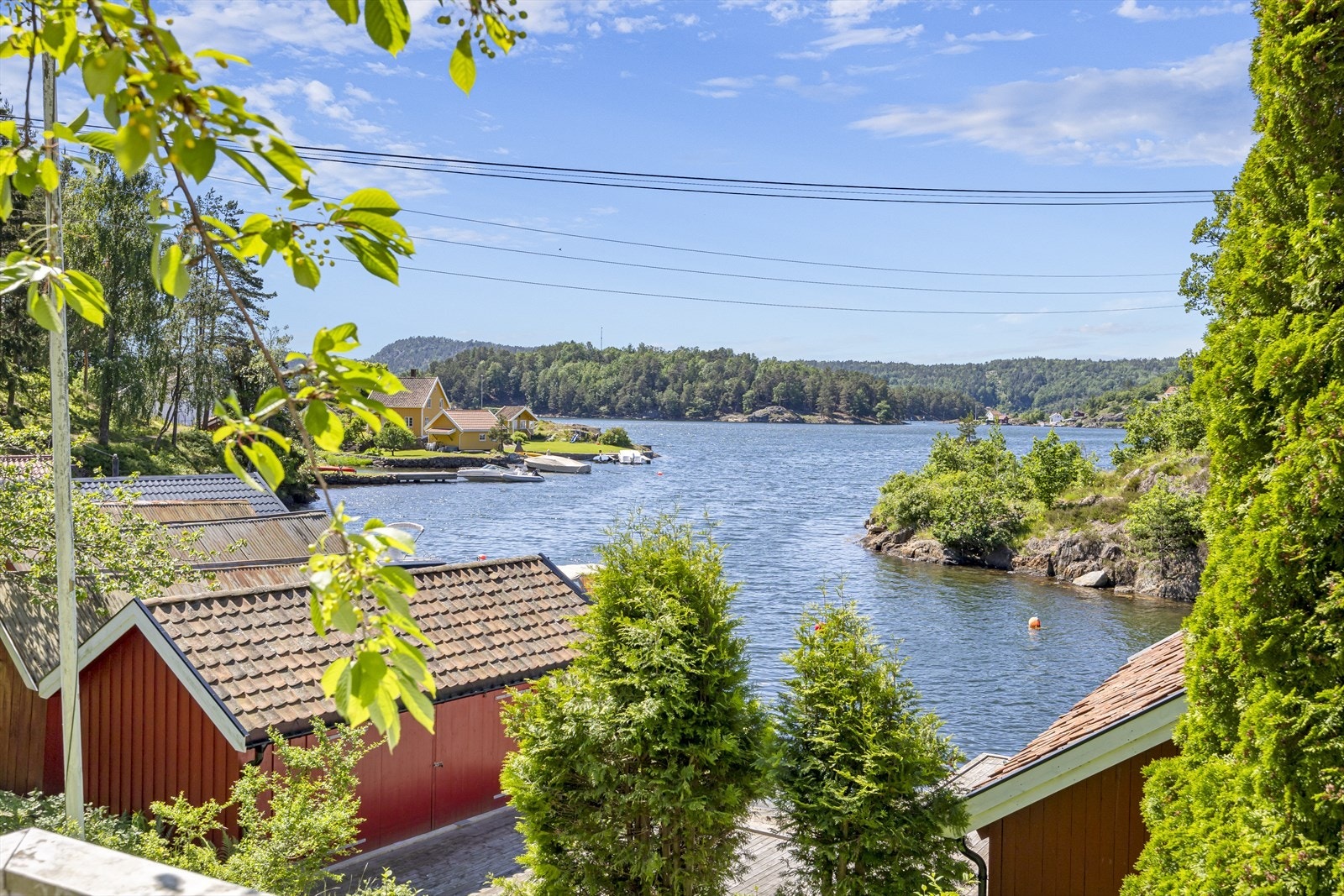 Eidbostranda er en lun bukt og tomt og bebyggelse ligger på en solrik og vestvendt tomt kun få meter fra sjøen. Galleribilde