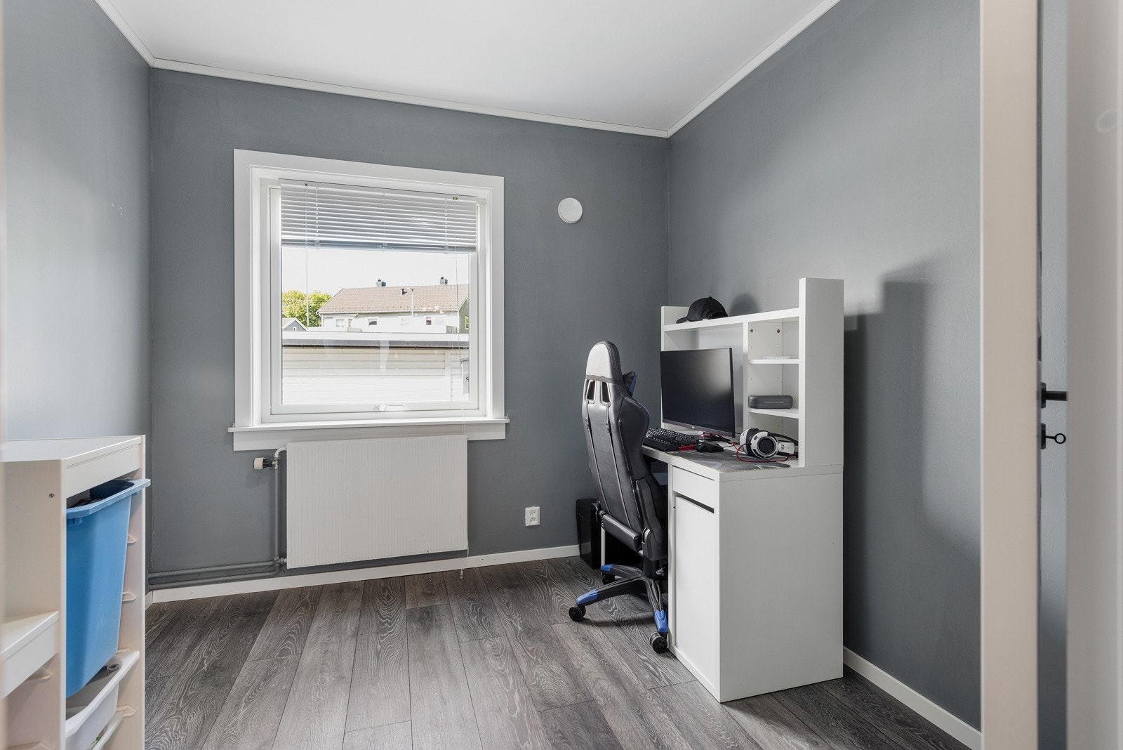 Leiligheten har to soverom som ligger adskilt, begge med enstavs laminat og malte veggflater. Galleribilde