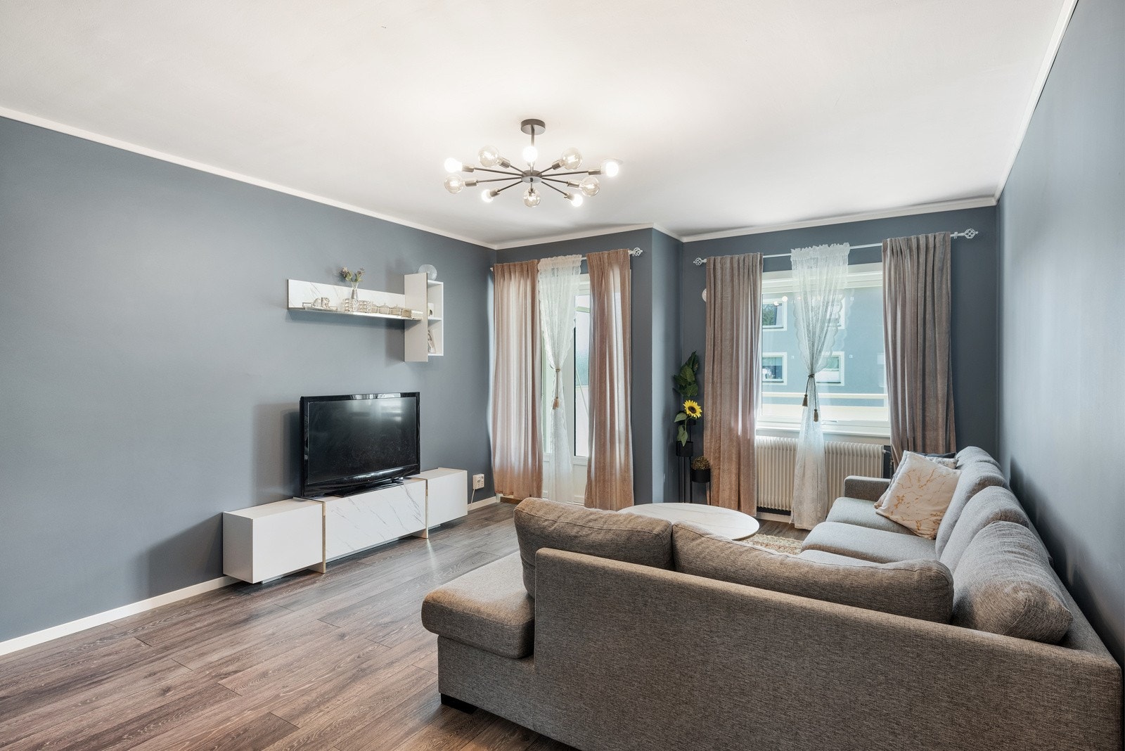 Leiligheten ble pusset opp i 2020 med nye laminatgulv og maling av overflater. Galleribilde