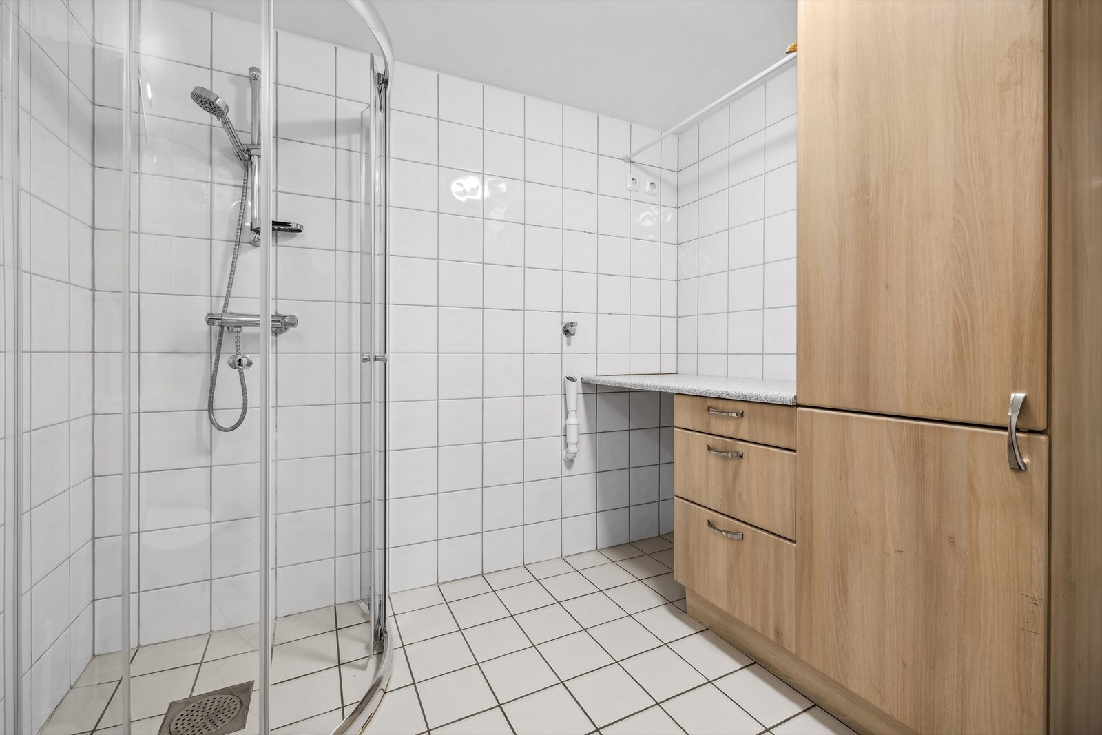 Lyst bad med opplegg for vaskemaskin Galleribilde